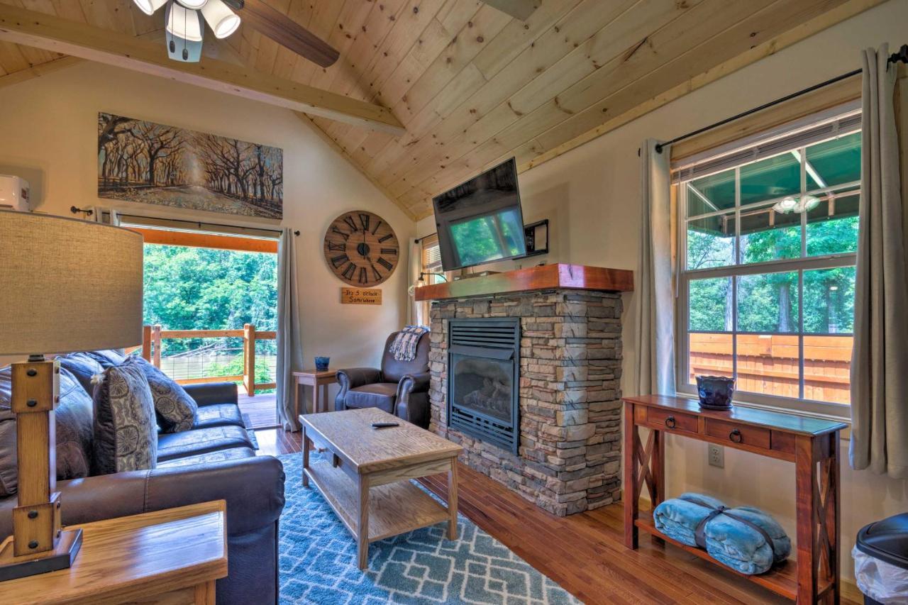 Cozy Riverfront Cabin With Private Deck And Hot Tub! Bryson City Buitenkant foto