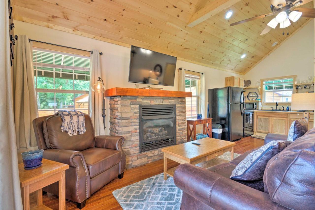 Cozy Riverfront Cabin With Private Deck And Hot Tub! Bryson City Buitenkant foto