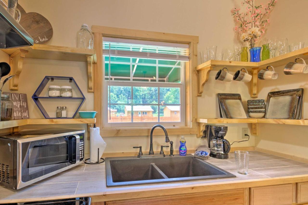 Cozy Riverfront Cabin With Private Deck And Hot Tub! Bryson City Buitenkant foto