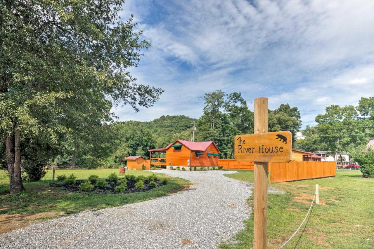 Cozy Riverfront Cabin With Private Deck And Hot Tub! Bryson City Buitenkant foto
