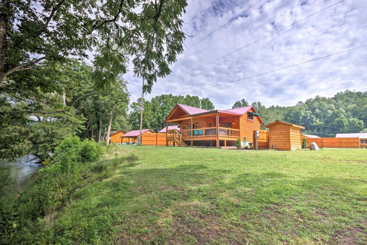Cozy Riverfront Cabin With Private Deck And Hot Tub! Bryson City Buitenkant foto