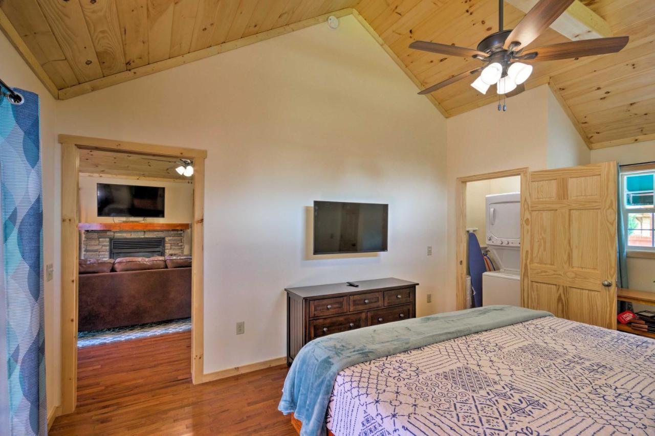 Cozy Riverfront Cabin With Private Deck And Hot Tub! Bryson City Buitenkant foto