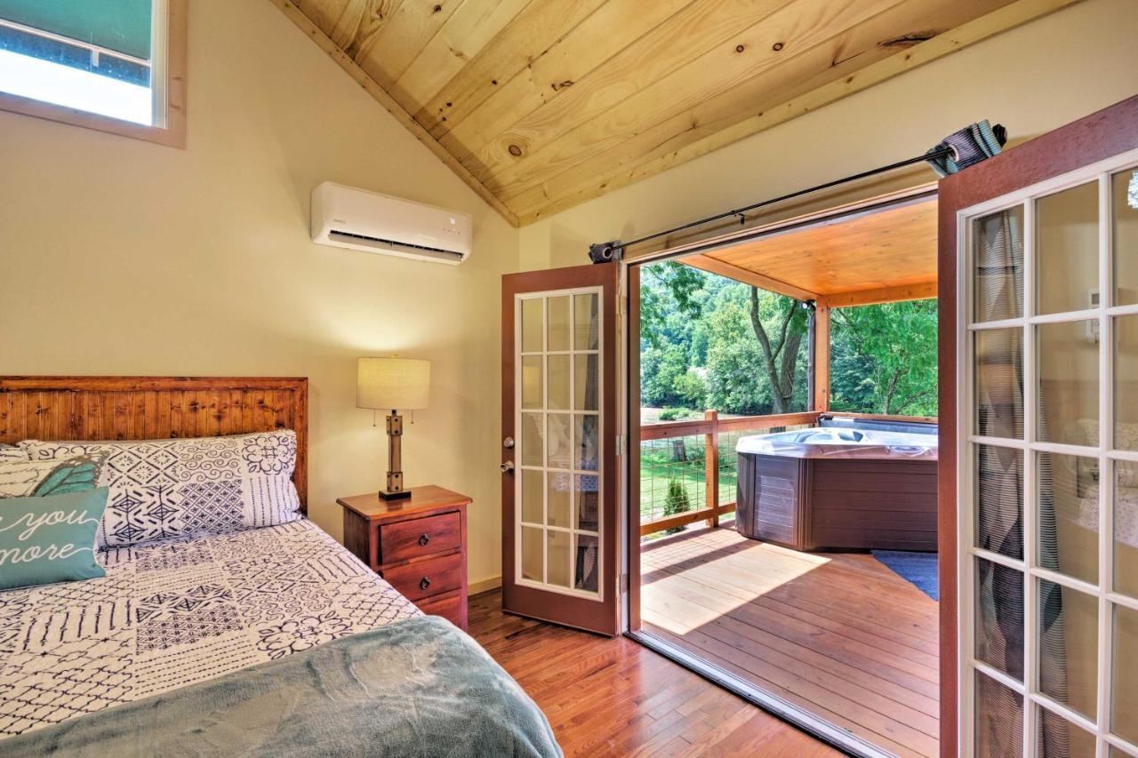 Cozy Riverfront Cabin With Private Deck And Hot Tub! Bryson City Buitenkant foto