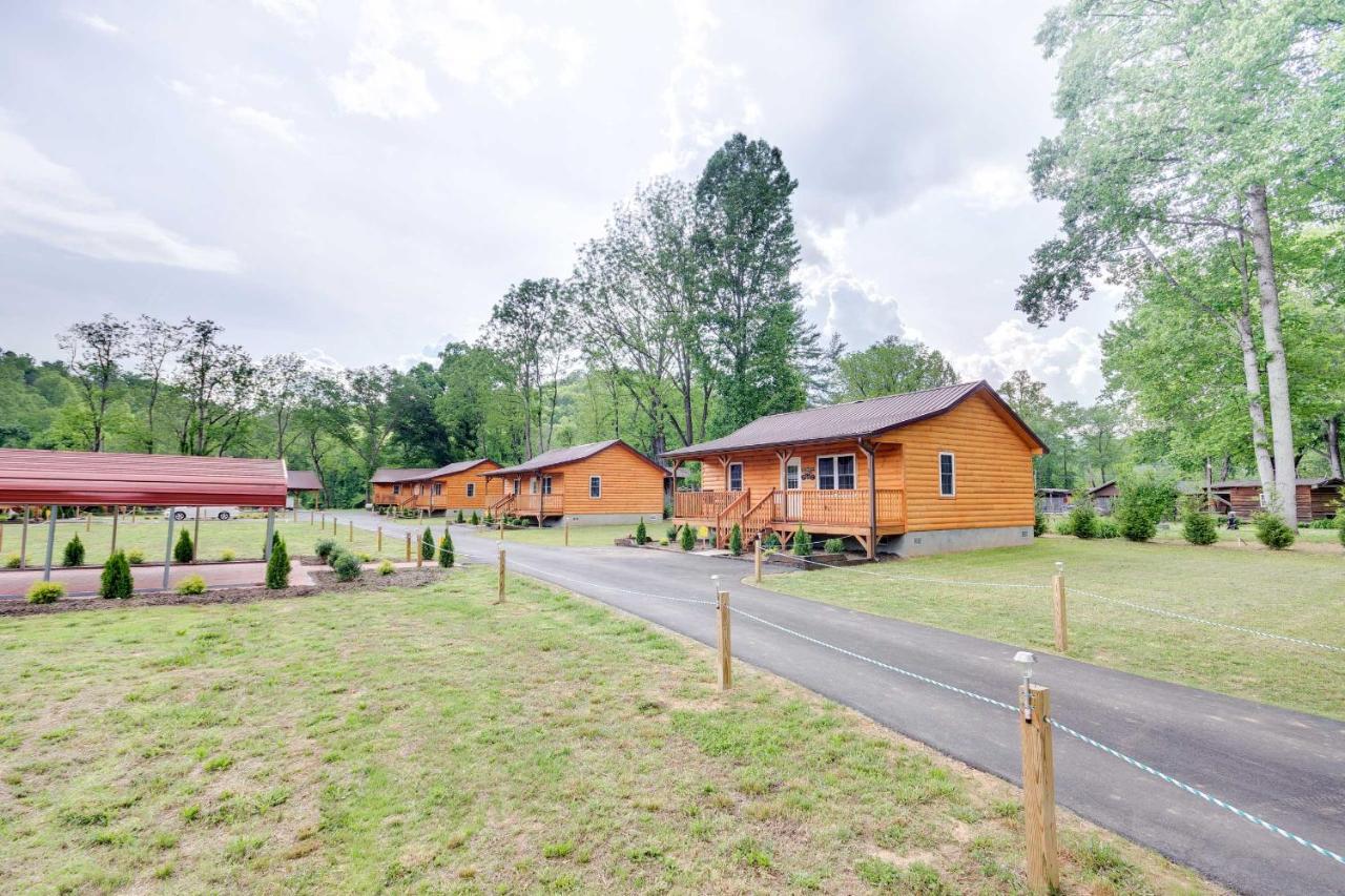Cozy Riverfront Cabin With Private Deck And Hot Tub! Bryson City Buitenkant foto
