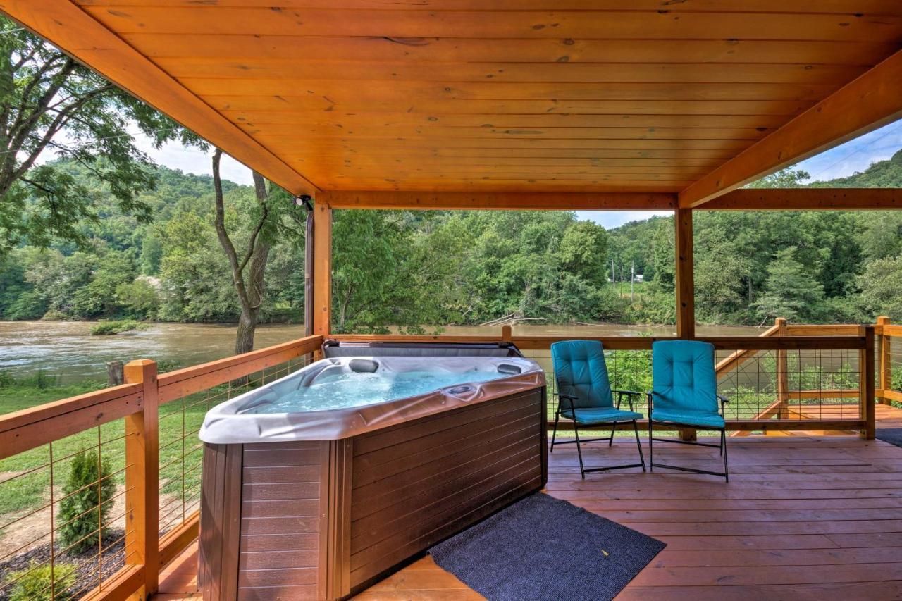 Cozy Riverfront Cabin With Private Deck And Hot Tub! Bryson City Buitenkant foto
