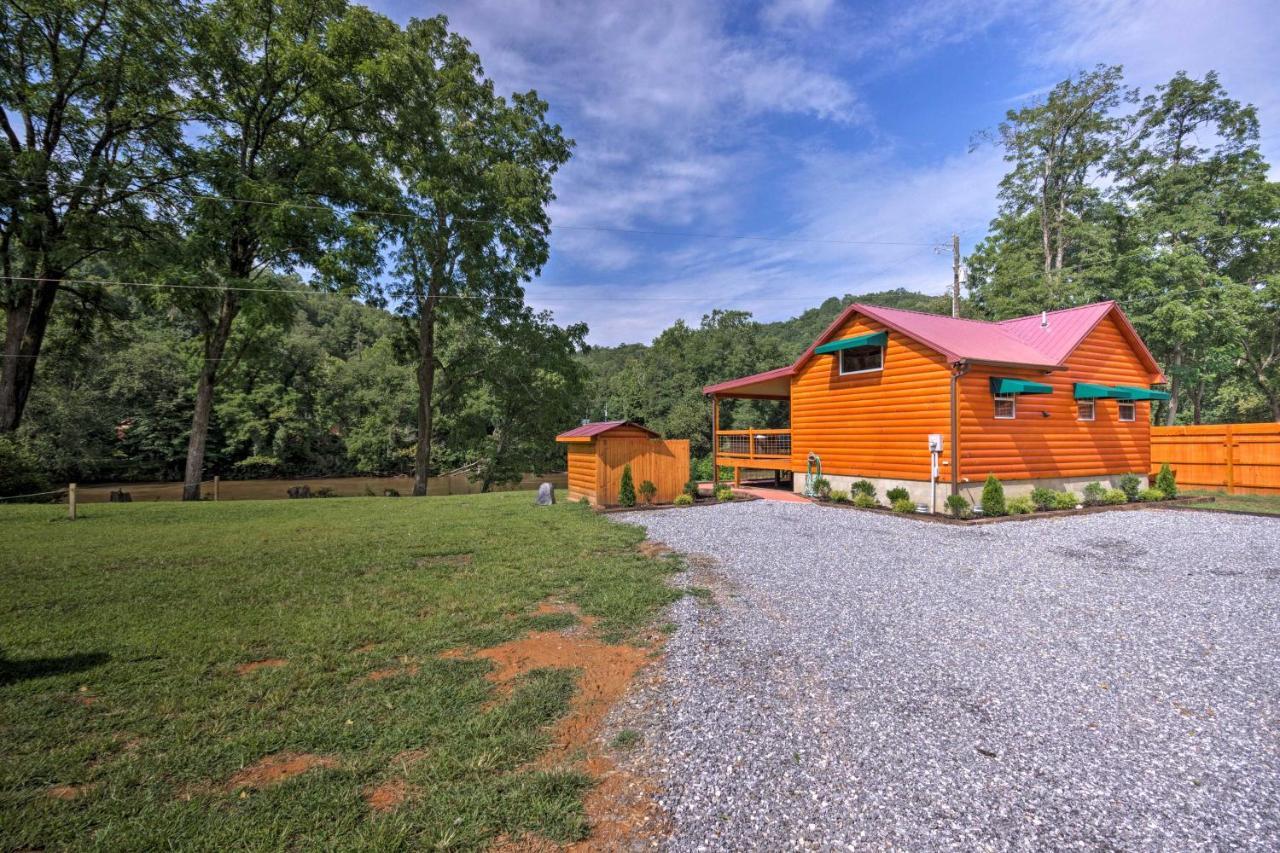 Cozy Riverfront Cabin With Private Deck And Hot Tub! Bryson City Buitenkant foto