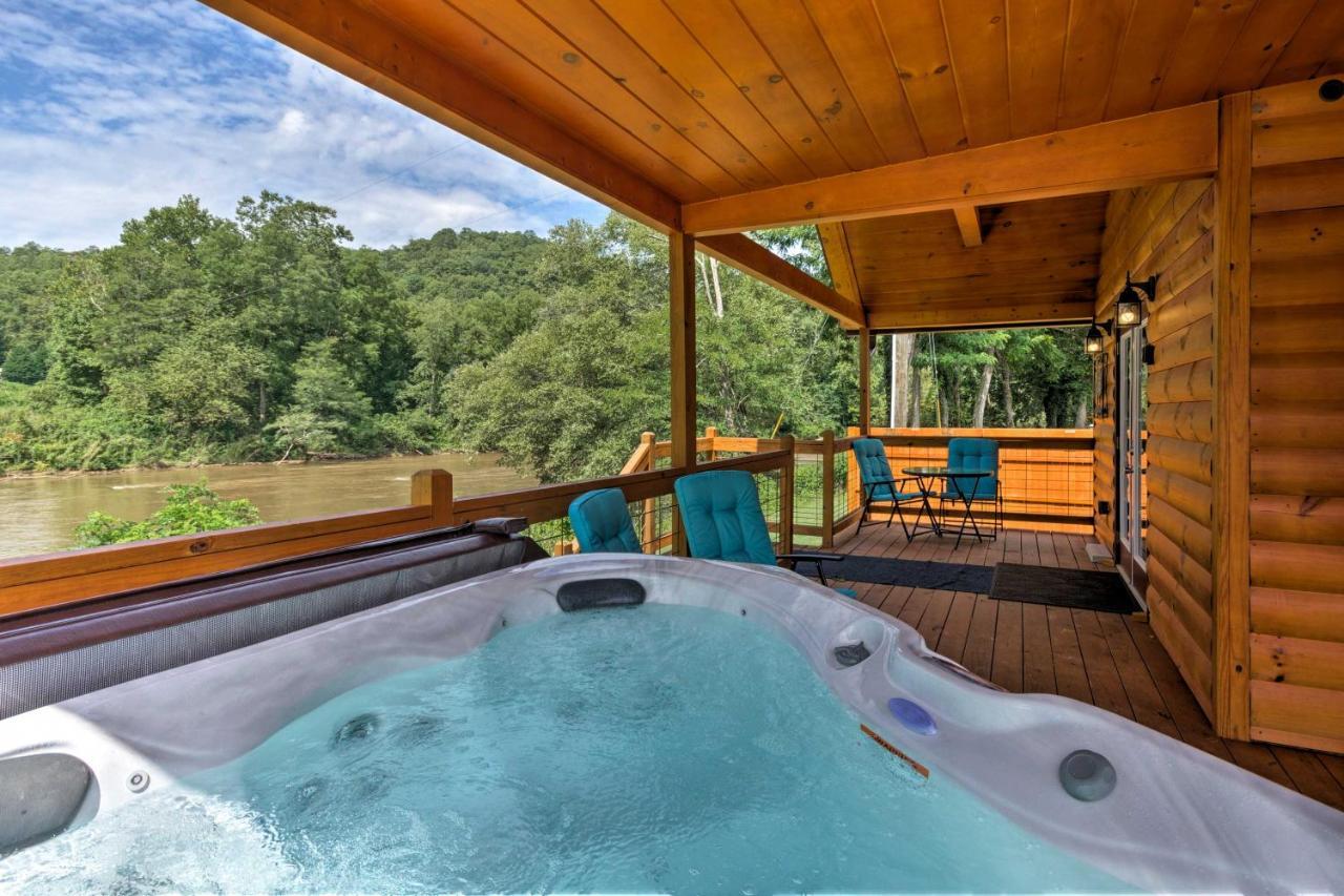 Cozy Riverfront Cabin With Private Deck And Hot Tub! Bryson City Buitenkant foto