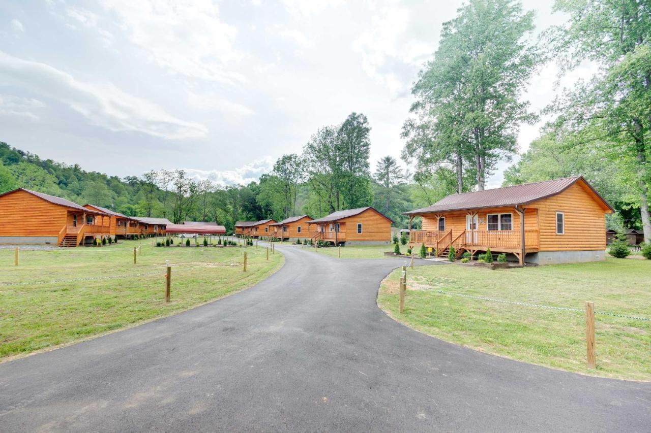 Cozy Riverfront Cabin With Private Deck And Hot Tub! Bryson City Buitenkant foto